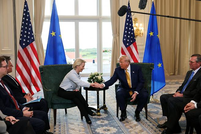 우르줄라 폰데어라이엔 EU 집행위원장이 27일(현지시간) 스코틀랜드에서 도널드 트럼프 미국 대통령과 관세 협상에 합의한 뒤 악수하고 있다. [로이터]