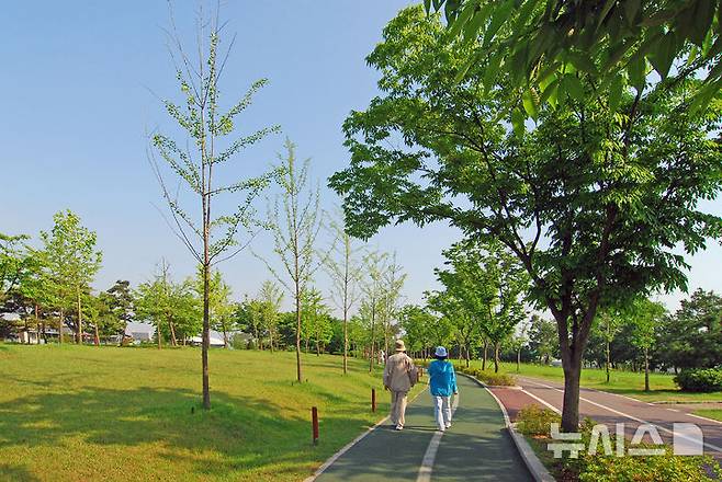 [서울=뉴시스] 하루에 7천 보만 걸어도 치매 예방할 수 있다. (사진=유토이미지). 2025.07.25. *재판매 및 DB금지*