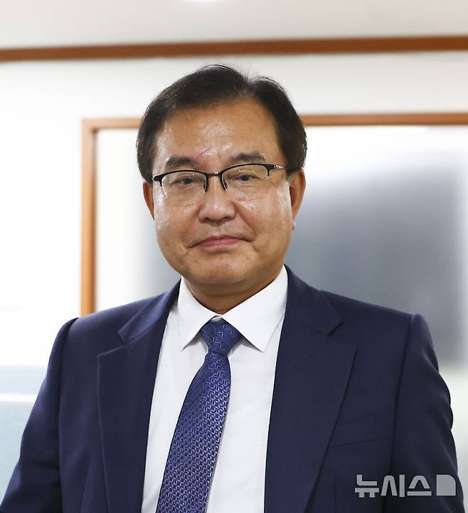 [서울=뉴시스] 김근수 기자 = 채 상병 특검 특별검사로 임명된 이명현 전 국방부 검찰단 고등검찰부장이 13일 서울 서초동 사무실을 나서고 있다. 2025.06.13. ks@newsis.com