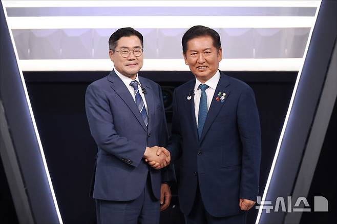 [서울=뉴시스] 국회사진기자단 = 박찬대, 정청래 더불어민주당 당대표 후보가 27일 오후 서울 여의도 KBS 신관 공개홀에서 TV토론회 시작 전 악수를 하며 포즈를 취하고 있다. 2025.07.27. photo@newsis.com