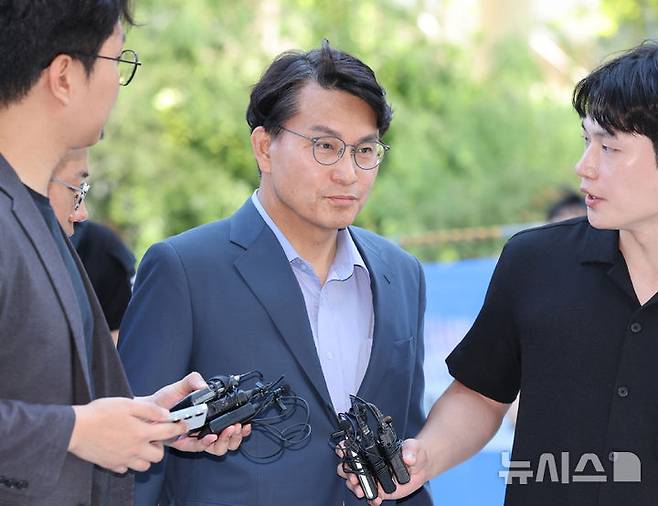 [서울=뉴시스] 배훈식 기자 = 공천 개입 의혹을 받고 있는 윤상현 국민의힘 의원이 27일 오전 서울 종로구 김건희 특검팀(특별검사 민중기) 사무실에 출석하며 취재진의 질문을 받고 있다. 2025.07.27. dahora83@newsis.com