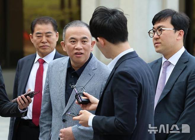 [서울=뉴시스] 이영환 기자 = 윤석열 전 대통령 부부의 공천개입 의혹을 수사하는 특별검사팀이 '공천 개입' 의혹의 핵심 인물 명태균씨에게 소환을 통보했으나 명씨 측이 거부 의사를 밝힌 것으로 파악됐다. 사진은 명씨. 2025.04.30. 20hwan@newsis.com