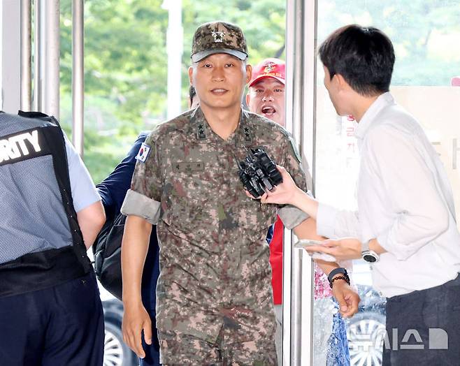 [서울=뉴시스] 김진아 기자 = 박진희 전 군사보좌관이 28일 서울 서초구 순직해병 특검 사무실에 참고인 신분으로 출석하고 있다. 이종섭 전 국방부 장관의 참모진이었던 박 전 보좌관은 2023년 7월 30일 김계환 전 해병대사령관과 박정훈 해병대수사단장이 채상병 사건 초동조사 결과를 이 전 장관에게 보고했던 현장에 동석한 인물이다. 2025.07.28. bluesoda@newsis.com