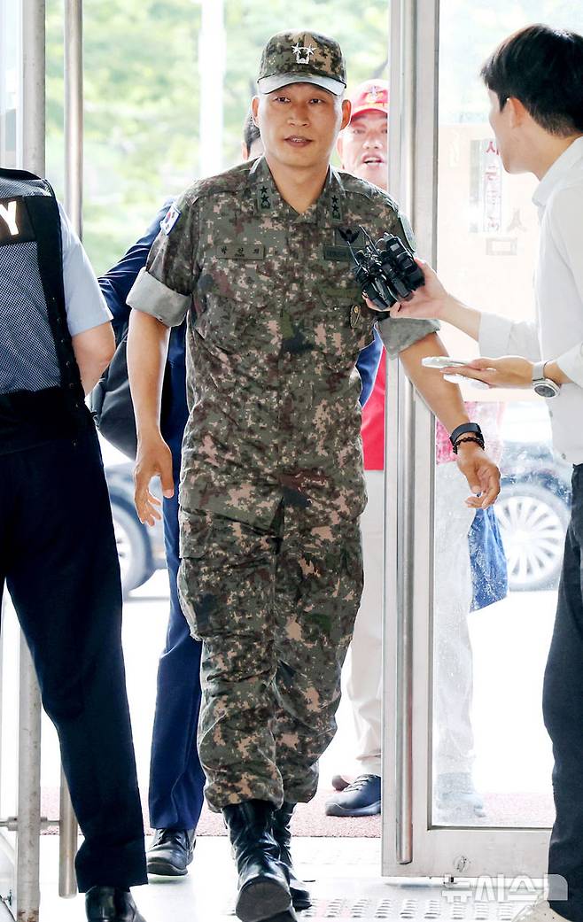 [서울=뉴시스] 김진아 기자 = 박진희 전 군사보좌관이 28일 서울 서초구 순직해병 특검 사무실에 참고인 신분으로 출석하고 있다. 이종섭 전 국방부 장관의 참모진이었던 박 전 보좌관은 2023년 7월 30일 김계환 전 해병대사령관과 박정훈 해병대수사단장이 채상병 사건 초동조사 결과를 이 전 장관에게 보고했던 현장에 동석한 인물이다. 2025.07.28. bluesoda@newsis.com