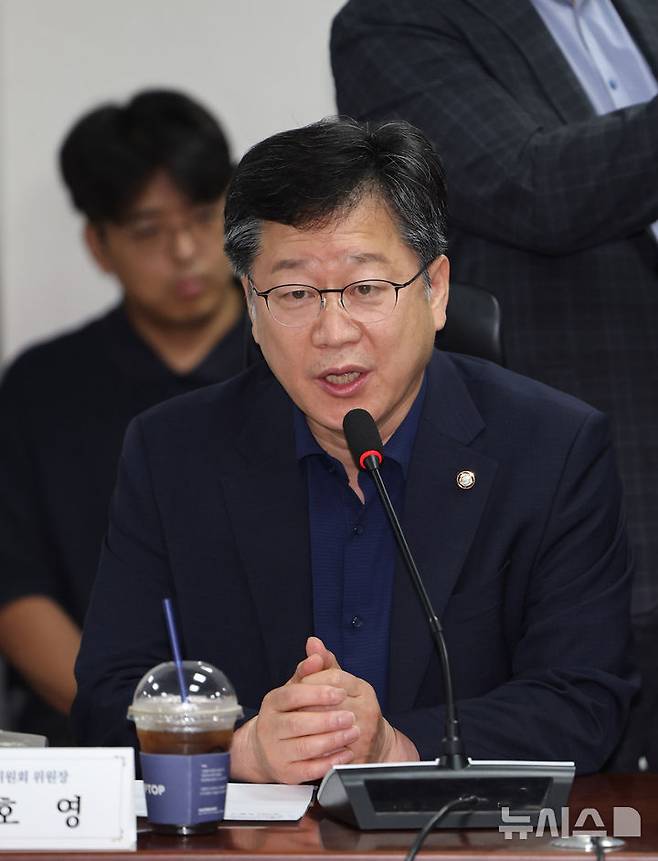 [서울=뉴시스] 김명년 기자 = 안호영 국회 환경노동위원장이 28일 오전 서울 여의도 국회에서 열린 노란봉투법 관련 민주당-고용노동부 간담회에서 발언하고 있다. 2025.07.28. kmn@newsis.com
