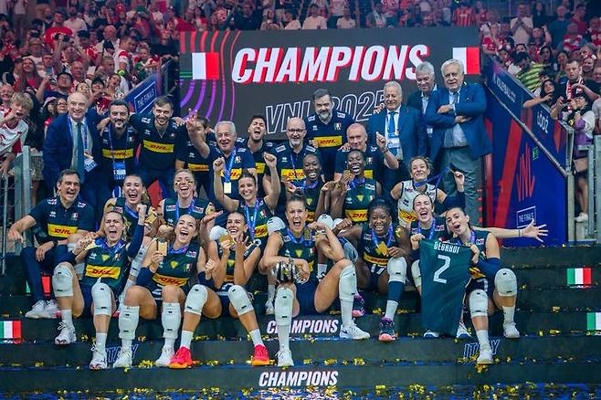 [서울=뉴시스]여자배구 세계 1위 이탈리아, 브라질 꺾고 2025 VNL 우승. (사진=FIVB 소셜미디어 캡처) 2025.07.28. photo@newsis.com *재판매 및 DB 금지
