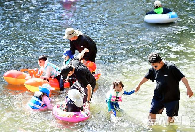 [화순=뉴시스] 이현행 기자 = 지난 26일 오후 전남 화순 동가리 계곡에서 가족들이 물놀이를 즐기고 있다. 2025.07.26. lhh@newsis.com