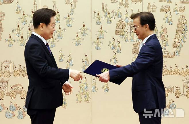 [서울=뉴시스] 최동준 기자 = 이재명 대통령이 28일 서울 용산 대통령실 청사에서 전재수 해양수산부 장관에게 임명장을 수여하고 있다. (대통령실통신사진기자단) 2025.07.28. photocdj@newsis.com