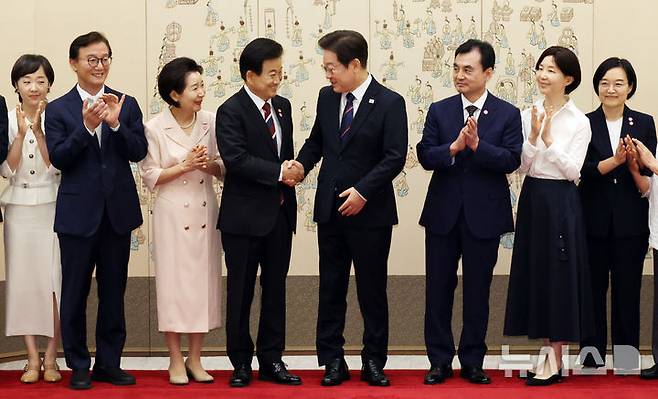 [서울=뉴시스] 최동준 기자 = 이재명 대통령이 28일 서울 용산 대통령실 청사에서 열린 신임 국무위원 및 국세청장 임명장 수여식에서 정동영 통일부 장관과 악수하고 있다. (대통령실통신사진기자단) 2025.07.28. photocdj@newsis.com