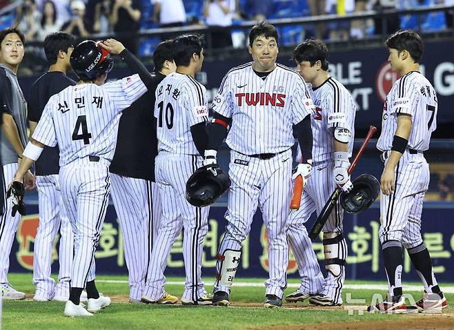 [서울=뉴시스] 최진석 기자 = 10일 서울 송파구 잠실야구장에서 열린 2025 KBO리그 키움 히어로즈와 LG 트윈스의 경기에서 3-4로 패한 LG 김현수가 아쉬운 표정을 하고 있다. 2025.07.10. myjs@newsis.com