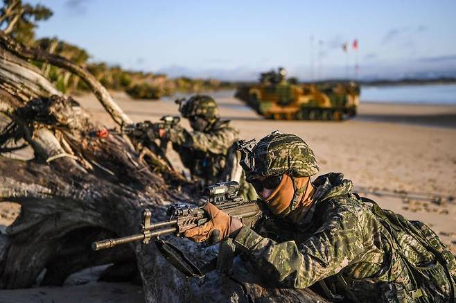 [서울=뉴시스] 해병대는 지난 3일부터 27일까지 호주 북동부 일대에서 미국, 호주 등과 함께 2025년 탈리스만 세이버 연합훈련에 참가해 연합작전 수행능력을 향상했다.사진은 2025 탈리스만 세이버 훈련 간 한·호주 상륙군이 후속 제대의 상륙을 보장하기 위한 경계를 실시하고 있다. (사진=해병대사령부 제공) 2025.07.28. photo@newsis.com *재판매 및 DB 금지