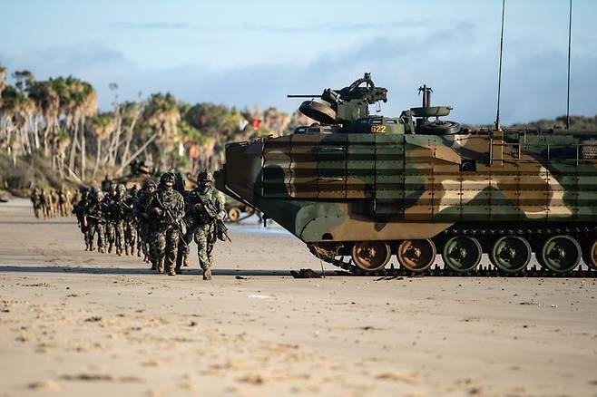 [서울=뉴시스] 해병대는 지난 3일부터 27일까지 호주 북동부 일대에서 미국, 호주 등과 함께 2025년 탈리스만 세이버 연합훈련에 참가해 연합작전 수행능력을 향상했다.사진은 2025 탈리스만 세이버 훈련 간 한·호주 상륙군이 상륙 이후 목표확보를 위해 부대이동하고 있다. (사진=해병대사령부 제공) 2025.07.28. photo@newsis.com *재판매 및 DB 금지