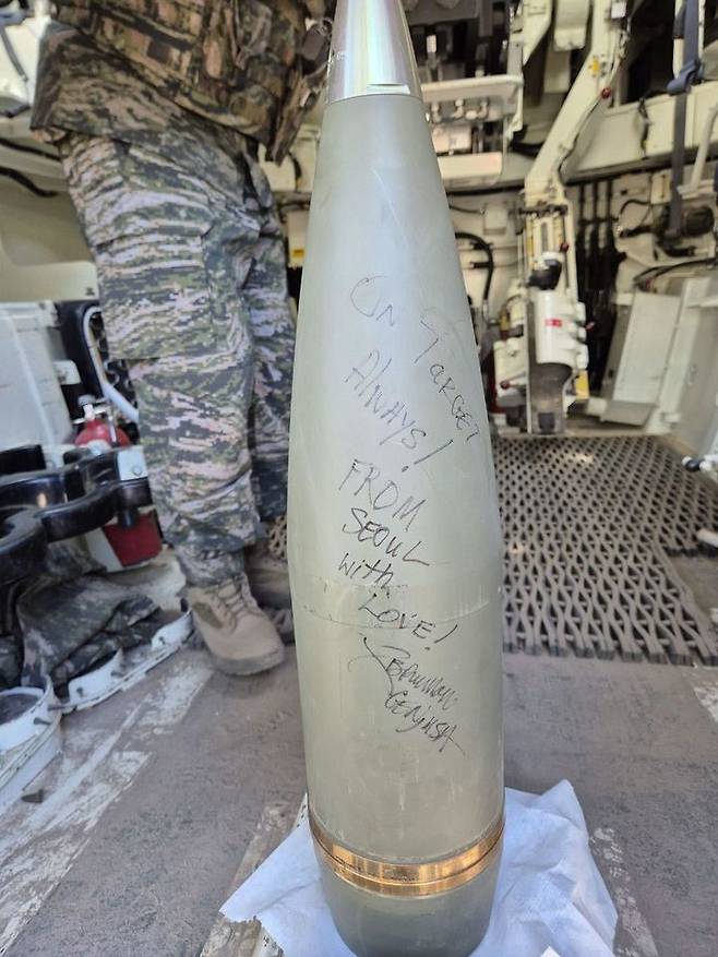 [서울=뉴시스] 해병대는 지난 3일부터 27일까지 호주 북동부 일대에서 미국, 호주 등과 함께 2025년 탈리스만 세이버 연합훈련에 참가해 연합작전 수행능력을 향상했다.사진은 브런슨 주한미군사령관이 훈련에 참가한 해병대 장병들을 격려하며 K-9 포탄에 적어 준 문구 'On Target Always!'. (사진=브런슨 사령관 X) 2025.07.28. photo@newsis.com *재판매 및 DB 금지