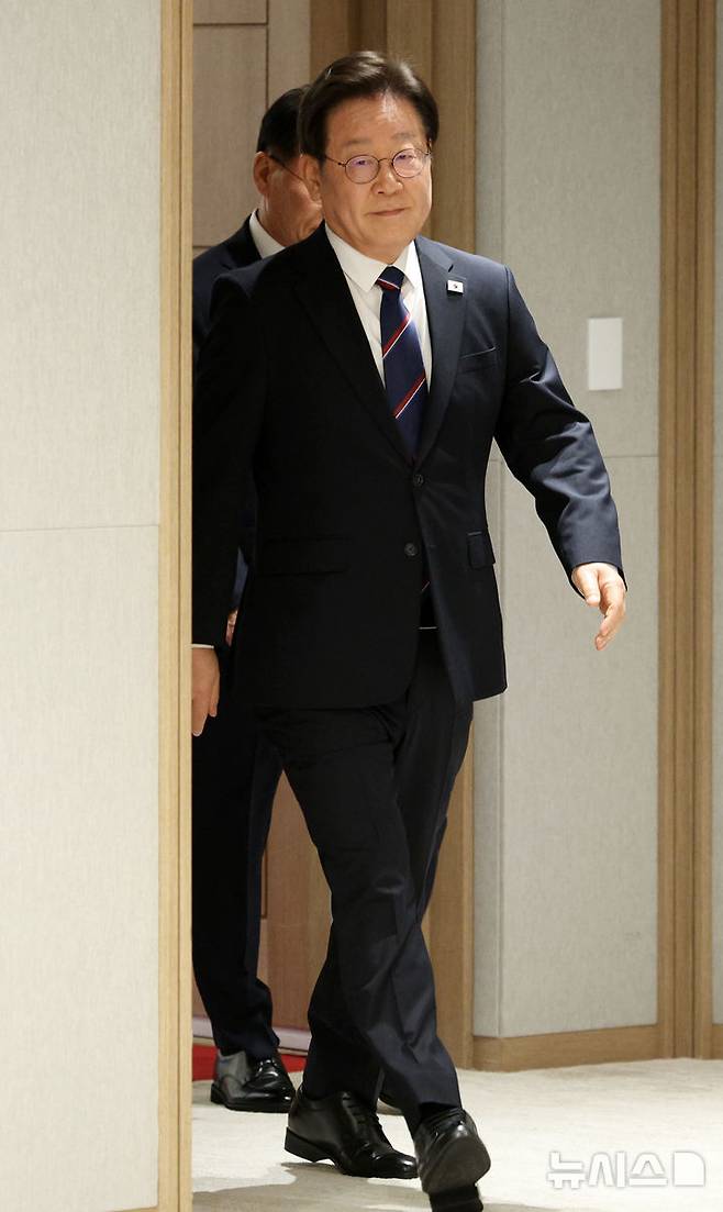 [서울=뉴시스] 고범준 기자 = 이재명 대통령이 28일 서울 용산 대통령실 청사에서 열린 임명장 수여식에 입장하고 있다. 2025.07.28. bjko@newsis.com