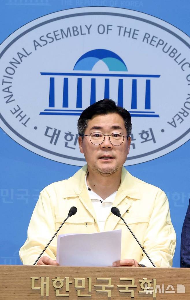 [서울=뉴시스] 조성봉 기자 = 박찬대 더불어민주당 당대표 후보가 28일 오후 서울 여의도 국회 소통관에서 열린 '내란폭동 집행유예 비판, 전광훈 수사촉구 기자회견'에서 발언을 하고 있다. 2025.07.28. suncho21@newsis.com