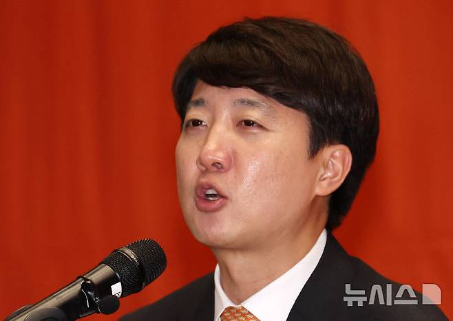 [서울=뉴시스] 김명년 기자 = 이준석 개혁신당 당대표 후보가 지난 27일 오후 서울 여의도 국회 의원회관에서 열린 개혁신당 제2차 전당대회에서 정견을 발표하고 있다. 2025.07.27. kmn@newsis.conm