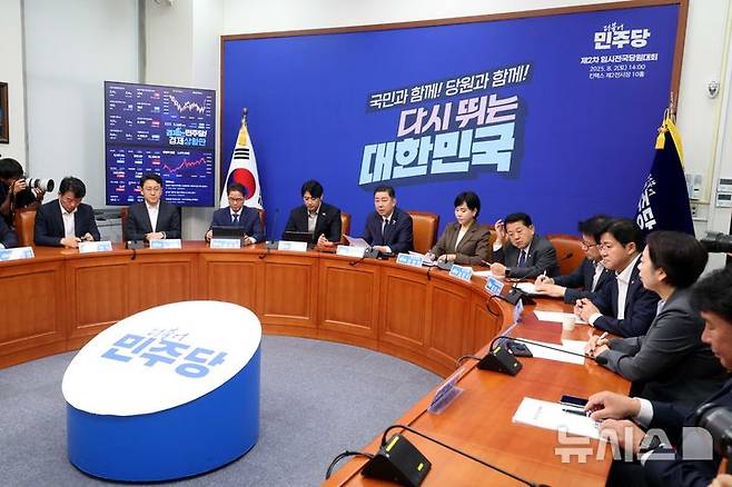 [서울=뉴시스] 조성봉 기자 = 김병기 더불어민주당 당대표 겸 원내대표가 28일 오전 서울 여의도 국회에서 열린 최고위원회의에서 발언을 하고 있다.2025.07.28. suncho21@newsis.com