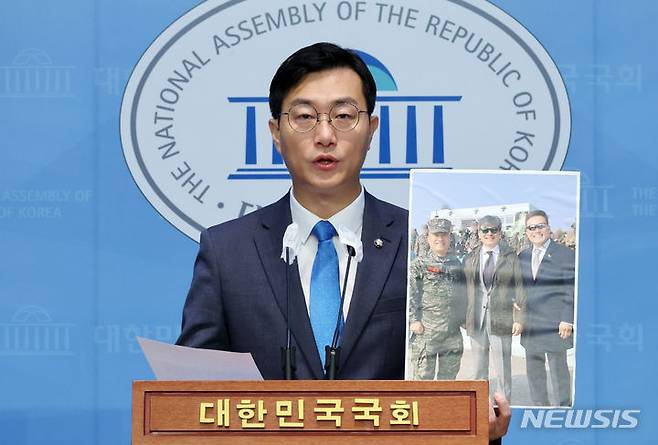 [서울=뉴시스] 조성우 기자 = 장경태 더불어민주당 의원이 28일 오전 서울 여의도 국회 소통관에서 임성근 전 해병대 1사단장 '구명 로비 의혹'에 대한 권성동 국민의힘 의원의 제보 공작 주장 반박 기자회견을 하고 있다. 2024.07.28. xconfind@newsis.com
