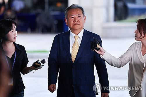 특검 조사 출석 위해 고검 향하는 이상민 전 장관 (서울=연합뉴스) 서대연 기자 = 이상민 전 행정안전부 장관이 25일 내란특검 조사를 받기 위해 특검팀 사무실이 마련된 서울 서초구 서울고등검찰청으로 들어가고 있다. 2025.7.25 dwise@yna.co.kr