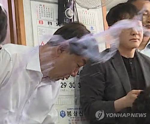 통합 반대 군민에게 '물벼락' 맞는 우범기 전주시장 [독자 제공. 재판매 및 DB 금지]