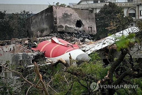 지난달 12일(현지시간) 추락한 에어인디아 여객기 잔해 [AFP 연합뉴스 자료사진]