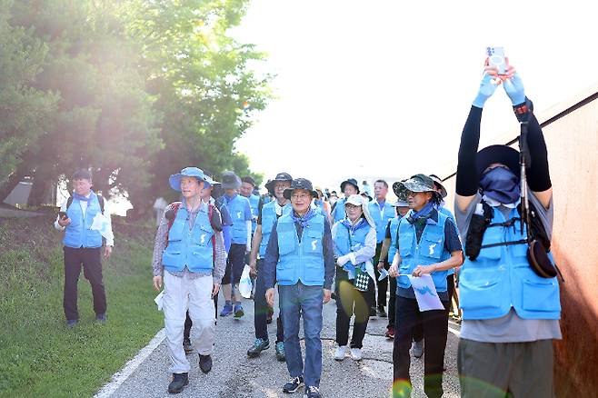 28일 경기도 파주시 임진각에서 열린 2025 통일걷기 출정식에서 김동연 경기지사(가운데)와 더불어민주당 이인영 의원(왼쪽에서 두 번째), CBS 나이영 사장(오른쪽에서 두 번째) 등 참가자들이 경기둘레길로 이동하고 있다. 연합뉴스