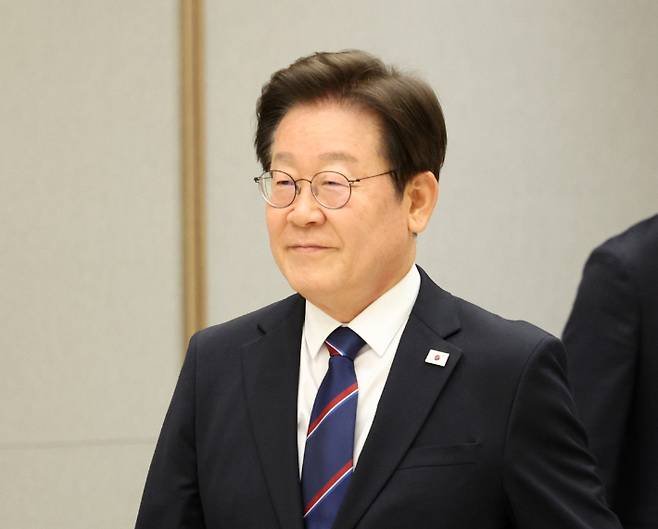 이재명 대통령이 28일 용산 대통령실에서 열린 김상환 헌법재판소장과 오영준 헌법재판관 임명장 수여식에 입장하고 있다. 연합뉴스