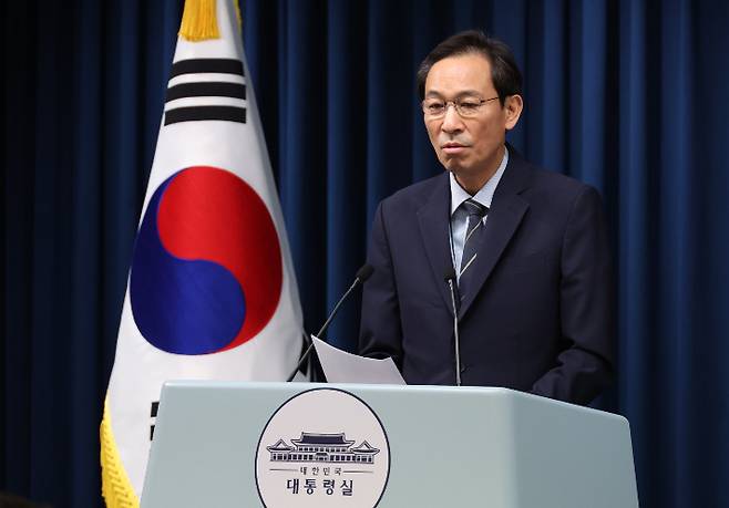 우상호 정무수석이 28일 용산 대통령실에서 '제21대 대통령 국민임명식' 관련 브리핑을 하고 있다. 연합뉴스