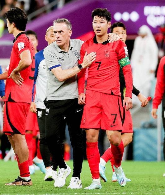 [OSEN=알 라이얀(카타르), 박준형 기자] 파울루 벤투 감독이 이끄는 축구대표팀은 28일(이하 한국시간) 카타르 알 라이얀의&nbsp;에듀케이션 시티 스타디움에서 카타르 월드컵 H조 조별리그 2차전 가나와 맞대결을 펼쳐서 난타전 끝에 2-3으로 패했다.앞선 우루과이 상대로 0-0 무승부에 그친 한국은 잡아야 했던 가나 상대로 패배하면서 1무 1패로 조별리그 최하위로 떨어졌다. 한국은 3차전서 포르투갈과 맞붙는다.경기종료 후 벤투 감독이 손흥민을 다독이고 있다. 2022.11.28 /&nbsp; soul1014@osen.co.kr