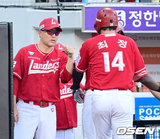 [OSEN=대전, 최규한 기자] 26일 대전 한화생명볼파크에서 ‘2025 신한 SOL Bank KBO리그’ 한화 이글스와 SSG 랜더스의 경기가 열렸다.홈팀 한화는 류현진, 방문팀 SSG는 김광현을 선발로 내세웠다.1회초 무사 만루 상황 SSG 김성욱의 달아나는 3타점 2루타를 때 홈을 밟은 최정이 이숭용 감독과 인사를 나누고 있다. 2025.07.26 / dreamer@osen.co.kr