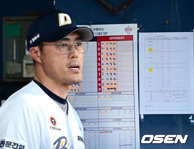 [OSEN=잠실, 최규한 기자] 27일 서울 잠실야구장에서 ‘2025 신한 SOL Bank KBO리그’ 두산 베어스와 LG 트윈스의 경기가 열렸다.홈팀 두산은 잭 로그, 방문팀 LG는 최채흥을 선발로 내세웠다.4회말 공격 때 두산 조성환 감독대행이 그라운드를 주시하고 있다. 2025.07.27 / dreamer@osen.co.kr