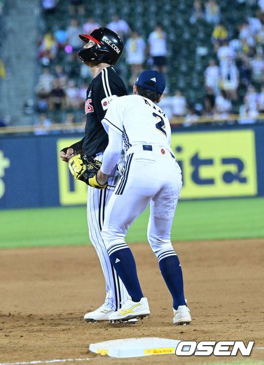 [OSEN=잠실, 최규한 기자] 27일 서울 잠실야구장에서 ‘2025 신한 SOL Bank KBO리그’ 두산 베어스와 LG 트윈스의 경기가 열렸다.홈팀 두산은 잭 로그, 방문팀 LG는 최채흥을 선발로 내세웠다.8회초 무사 1루 상황 LG 문보경 타석 때 주자 송찬의가 견제에 걸려 1루에서 태그아웃 되고 있다. 2025.07.27 / dreamer@osen.co.kr