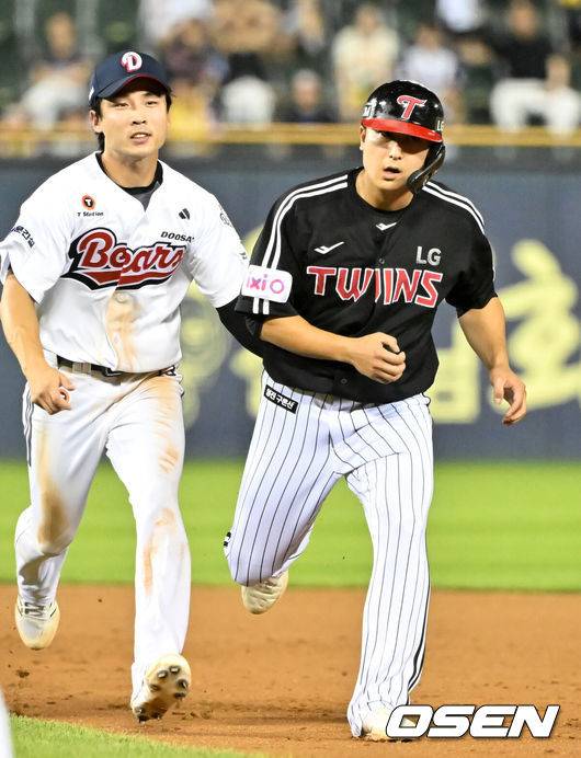 [OSEN=잠실, 민경훈 기자] 25일 오후 서울 잠실야구장에서 2025 신한 SOL Bank KBO리그 두산 베어스와 LG 트윈스의 경기가 열렸다.이날 두산은 콜어빈, LG는 에르난데스를 선발로 내세웠다.8회초 1사 주자 1루 LG 문보경 타석에서 1루 주자 김주성이 도루를 시도했으나 런다운에 걸리며 태그아웃을 당하고 있다. 2025.07.25 / rumi@osen.co.kr
