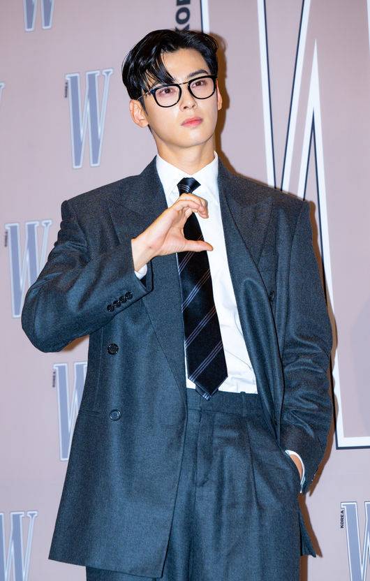 [OSEN=민경훈 기자] 14일 오후 서울 종로구 포시즌스 호텔 서울 그랜드볼룸에서 제19회&nbsp;유방암&nbsp;인식 향상 캠페인 자선 행사 포토월이 진행됐다.유방암 인식 향상 및 기념하기 위해 매년 열리는 이 자선 파티에는 수많은 연예인 셀럽들이 참석해 자리를 빛냈다.가수 겸 배우 차은우가 포토타임을 갖고 있다. 2024.10.14 / rumi@osen.co.kr