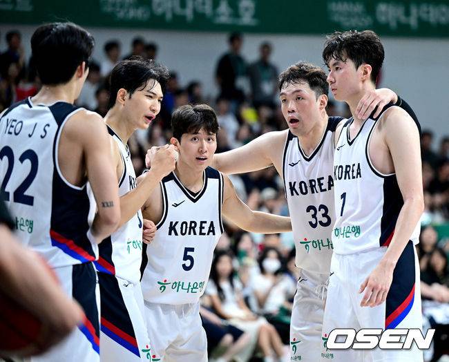 [OSEN=안양, 최규한 기자] 11일 오후 경기도 안양 정관장 아레나에서 ‘2025 남자농구 국가대표 평가전’ 대한민국과 일본의 경기가 열렸다.한국 남자농구 대표팀은 오는 8월 사우디아라비아 제다에서 열리는 '2025 FIBA 아시아컵'을 앞두고 오는 20일까지 일본, 카타르와 평가전을 갖는다.2쿼터, 한국 이승현을 비롯한 선수들이 코트에서 대화를 나누고 있다. 2025.07.11 / dreamer@osen.co.kr