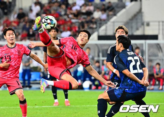 [OSEN=용인, 지형준 기자] 홍명보 감독이 이끄는 남자축구대표팀이 15일 오후 용인 미르스타디움에서 2025 동아시아축구연맹(EAFF) E-1 챔피언십(동아시안컵) 3차전 일본과 경기를 가졌다.&nbsp;한국은 1차전서 중국을 3-0, 2차전서 홍콩을 2-0으로 완파했다. 하지만 일본이 1차전서 홍콩을 6-1, 2차전서 중국을 2-0으로 이겼다. 골득실 +7의 일본이 +5의 한국을 누르고 조 선두인 상황이다. 나란히 2승을 거둔 한국과 일본은 대회 우승컵을 놓고 격돌한다.&nbsp;후반 한국 이호재가 슛을 시도하고 있다. 2025.07.15 / jpnews@osen.co.kr