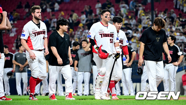 KIA 선수들이 경기를 마치고 더그아웃으로 들어가고 있다./OSEN DB