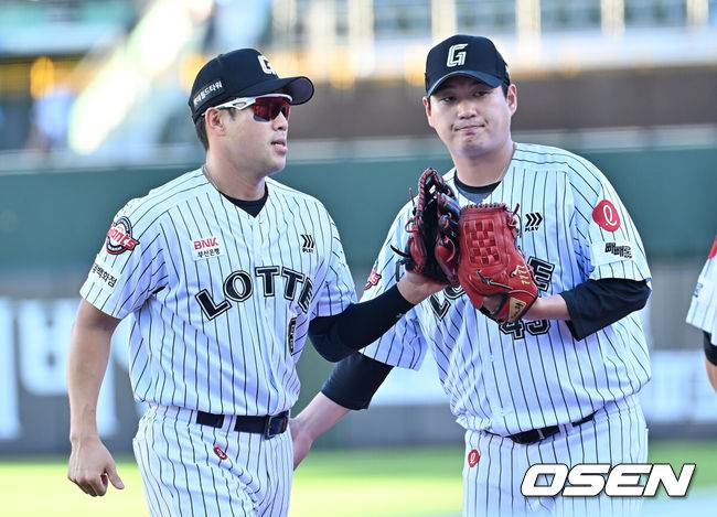 [OSEN=부산, 이석우 기자] 27일 부산 사직야구장에서 2025 신한 SOL 뱅크 KBO 리그 롯데 자이언츠와 KIA 타이거즈의 경기가 열렸다. 홈팀 롯데는 나균안이, 방문팀 KIA는 네일이 선발 출전했다.롯데 자이언츠 선발 투수 나균안이 1회초 수비를 마치고 전준우를 맞고 있다. 2025.07.27 / foto0307@osen.co.kr