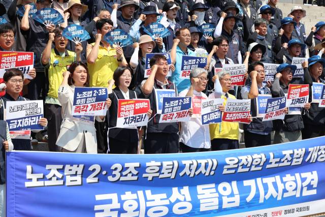 ▲진보당 국회의원과 민주노총 조합원들이 25일 서울 여의도 국회에서 '노란봉투법(노조법 2·3조 개정안)'의 조속한 국회 통과와 시행을 요구하는 농성을 시작하며 기자회견을 하고 있다. ⓒ연합뉴스