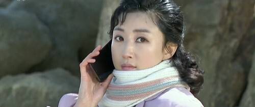 조선중앙TV 드라마 '백학벌의 새봄' 속 경미가 남자친구인 영덕의 전화를 받고 있다. 조선중앙TV 캡처
