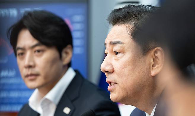 김병기 더불어민주당 당대표 직무대행 겸 원내대표가 25일 서울 여의도 국회에서 열린 최고위원회의에서 모두 발언을 하고 있다. 뉴스1