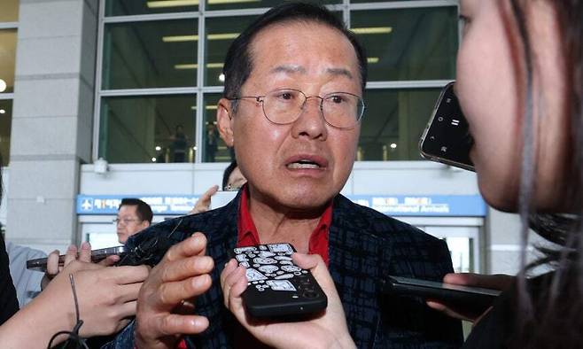 국민의힘 대선 경선에서 탈락한 뒤 정계 은퇴를 선언하고 하와이로 떠났던 홍준표 전 대구시장이 지난달 17일 인천국제공항을 통해 귀국해 인터뷰를 하고 있다. 뉴스1