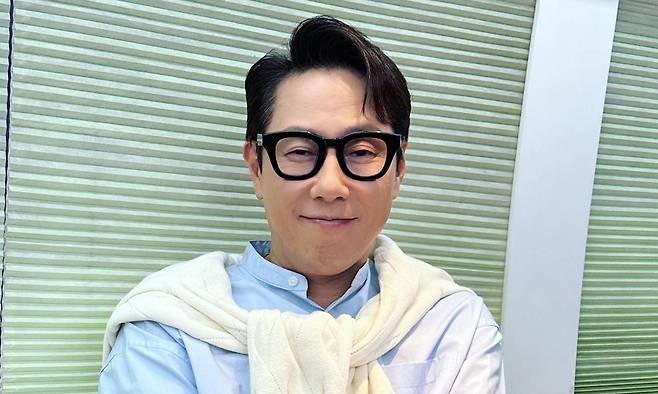 가수 윤종신은 과거 SBS '힐링캠프, 기쁘지 아니한가' 토크쇼에서 지난 삶에 대해 이야기하던 도중 '크론병'이라는 희귀 난치성 염증성 장질환을 앓고 있다고 고백했다. 윤종신 인스타그램 캡처