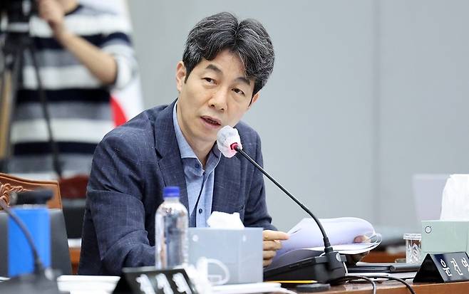 더불어민주당 윤건영 의원이 지난해 10월 17일 오전 경북 안동시 경북도청에서 열린 국회 행정안전위원회의 경북도에 대한 국정감사에서 질의하고 있다. 뉴시스
