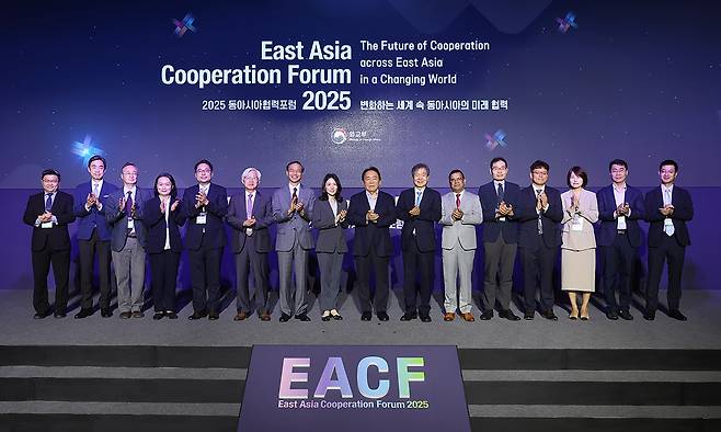 지난 15일 서울 웨스틴조선호텔에서 열린 ‘2025 동아시아협력포럼’에 참석한 국내외 외교 전문가들이 기념촬영을 하고 있다. 외교부 제공