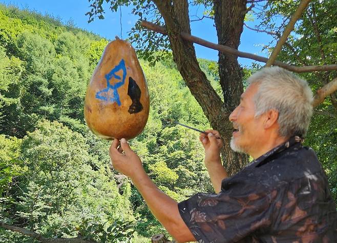 쌍산은 28일 포항시 북구 기계면 인비리 암각화공원에 암각화 마제 석검 등 다양한 작품을 설치하고 있다. 쌍산 제공