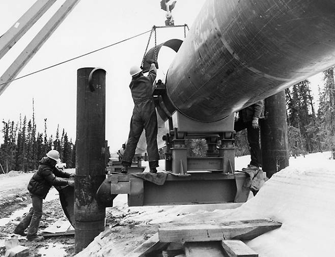 1974~1977년 알래스카 남북을 관통하는 송유관 공사 당시 사진. 알래스카 유명 사진 작가 스티브 맥커친이 촬영했다. /출처=앵커리지 뮤지엄