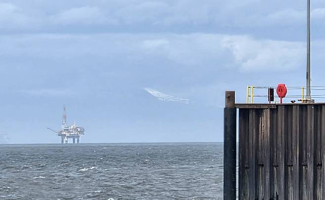 알래스카 니키스키 지역에 있는 폐쇄된 LNG부두 너머로 쿡인렛 해협에 해양 시추선이 떠있다. 알래스카 김중래 기자