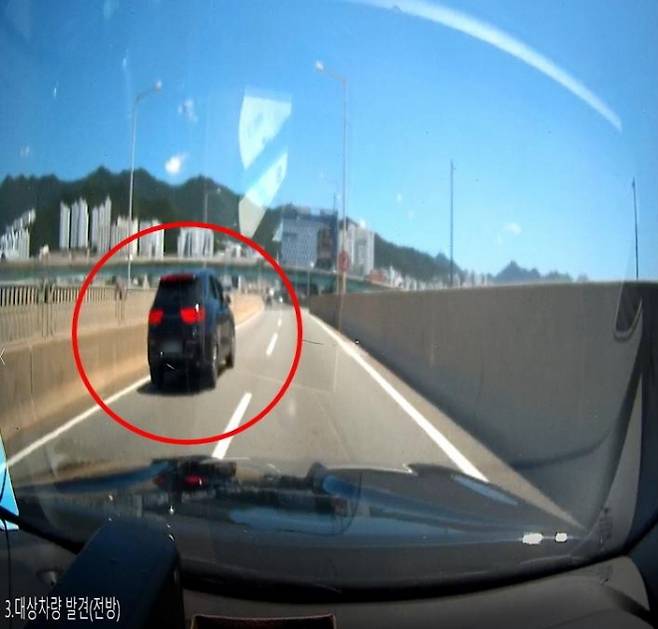 술을 마신 채 라이브 방송을 하면서 운전 중인 A씨의 차량. 부산경찰청 제공.