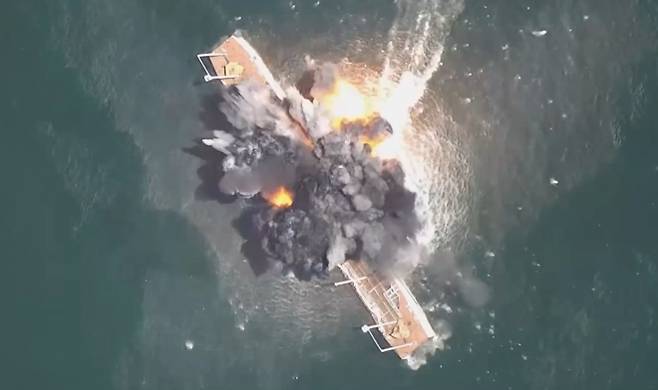 러시아 국방부가 2025년 7월 26일(현지시간) 텔레그램을 통해 공개한 훈련 영상 속 한 장면. 자폭형 해상 무인정이 목표물로 설정된 선박 모형에 돌진해 폭발하고 있다. 출처=러시아 국방부 텔레그램
